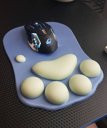 reviewer photo of gaming black mouse on cat paw mouse pad