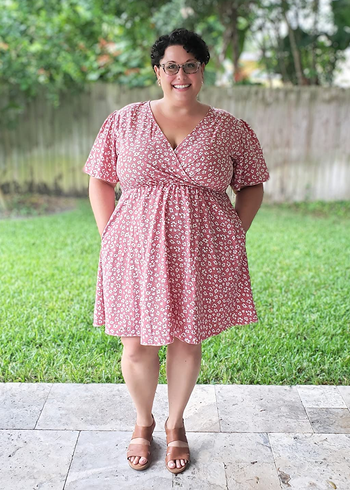 reviewer in above the knee color and white floral short sleeve v neck dress