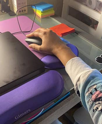 another reviewer using the purple keyboard and mouse rest