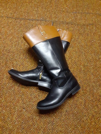 reviewer image of the black and tan boots