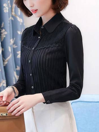 客製化系統 model wearing the black button-down