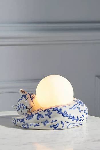 blue and white ceramic cat lamp