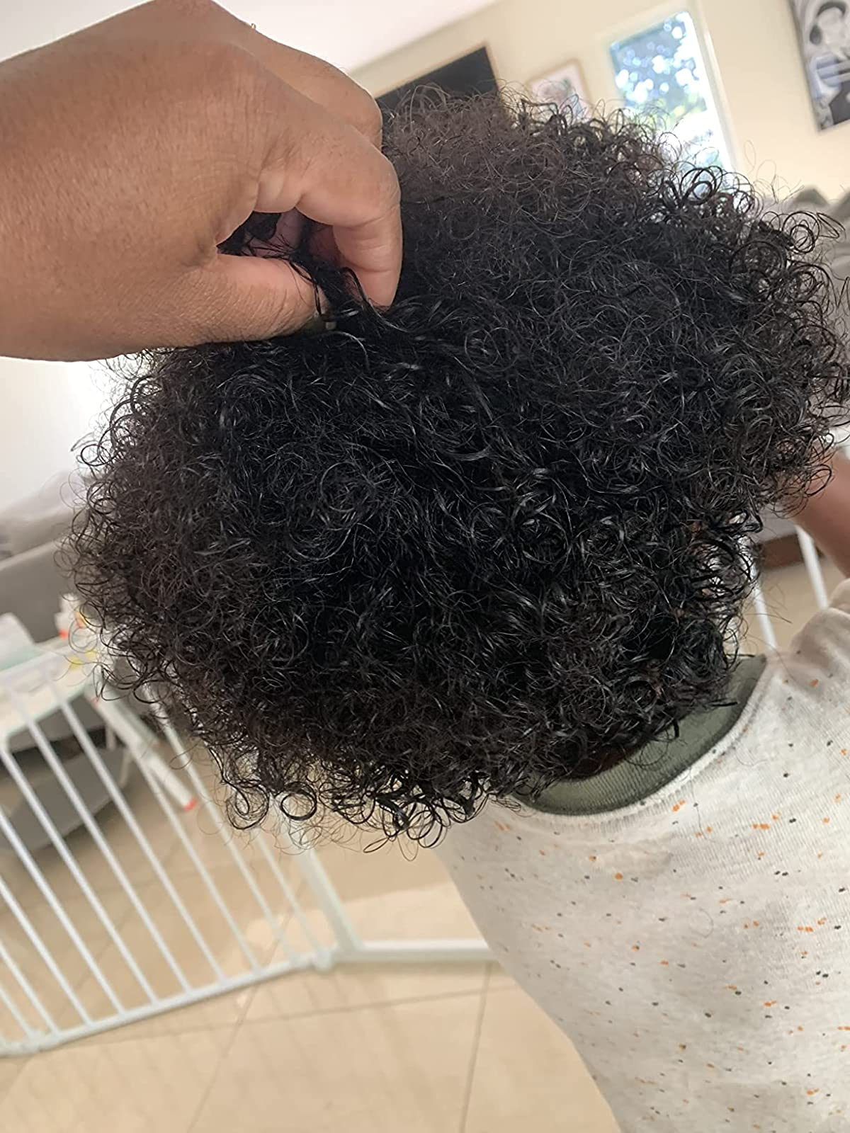 gambar anak pengulas dengan rambut keriting yang tampak sehat