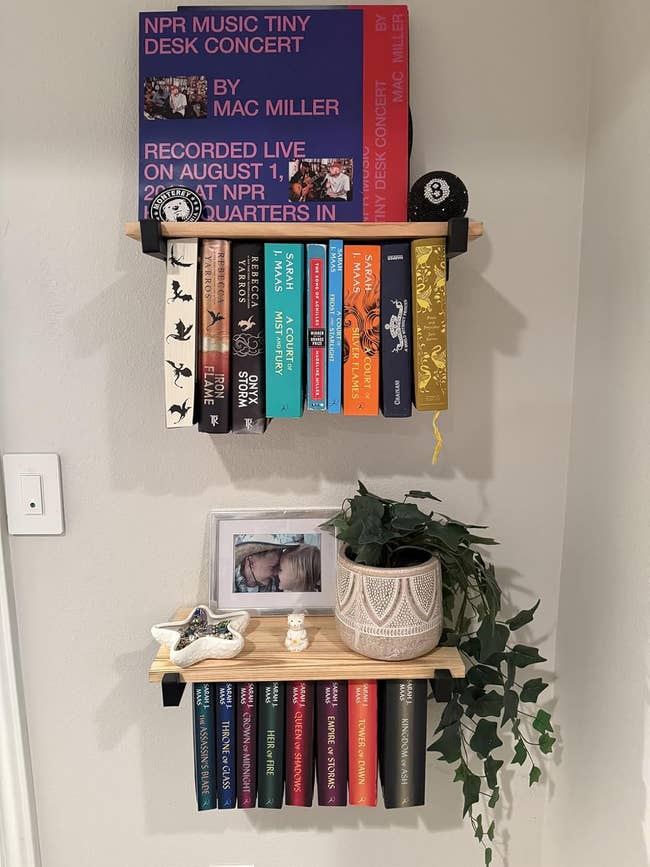 Shelves with books and decorative items. The apical  support  includes 