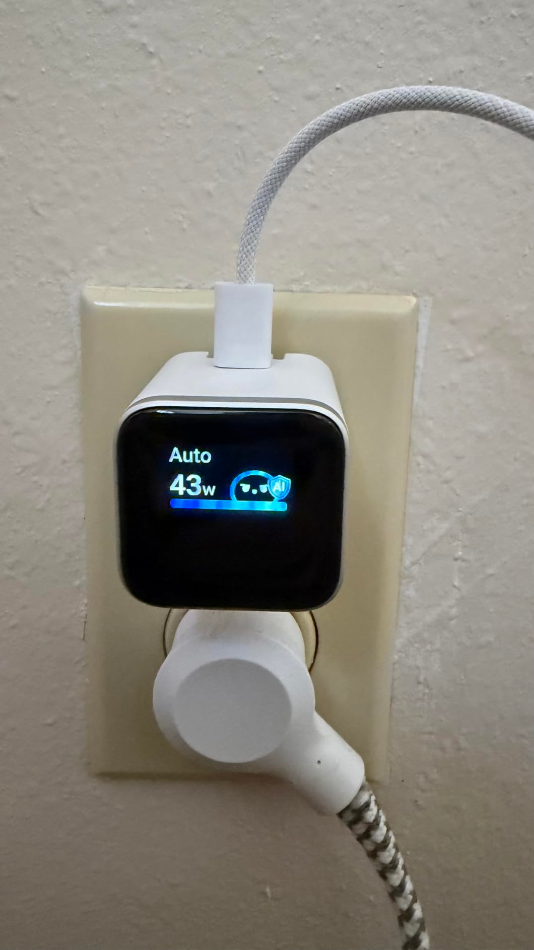 Wall outlet with a integer  charger displaying 