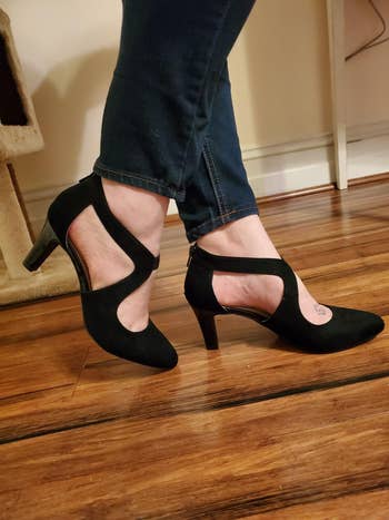 reviewer photo side view, wearing black pumps