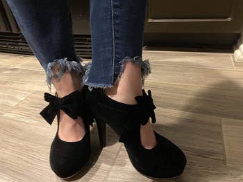 reviewer wearing black bow pumps