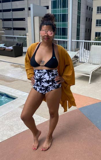 reviewer wearing achromatic and achromatic patterned bottoms