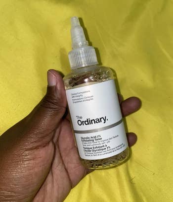 A manus holds a vessel of The Ordinary's Glycolic Acid 7% Toning Solution