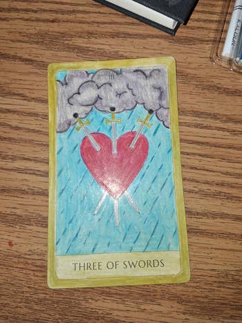 Tarot paper with a bosom pierced by 3 swords, acceptable against a stormy background