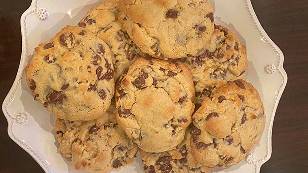 Giant Chocolate Chip Cookie - Bakes and Blunders