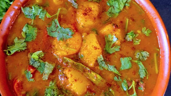One Pot Indian Style Potato, Tomato & Peas Curry