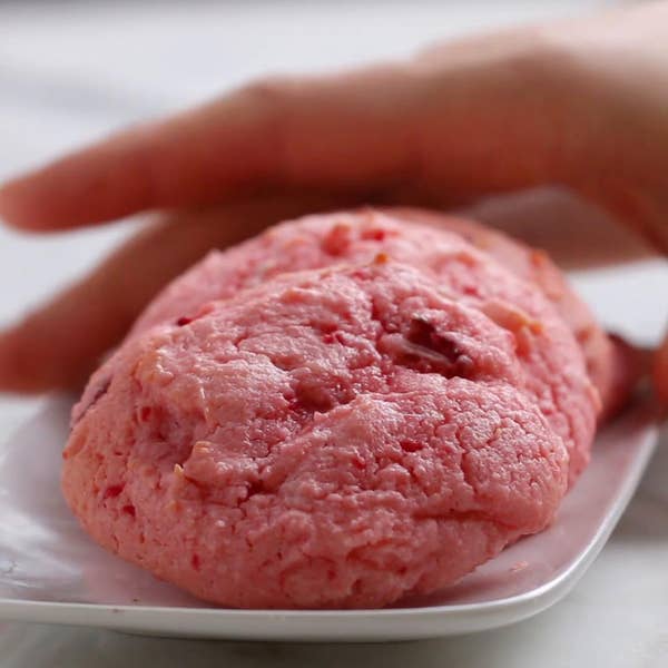 Strawberries ‘n’ Cream Cake Mix Cookies