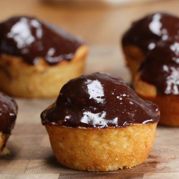 Banana Cupcakes With Chocolate Frosting