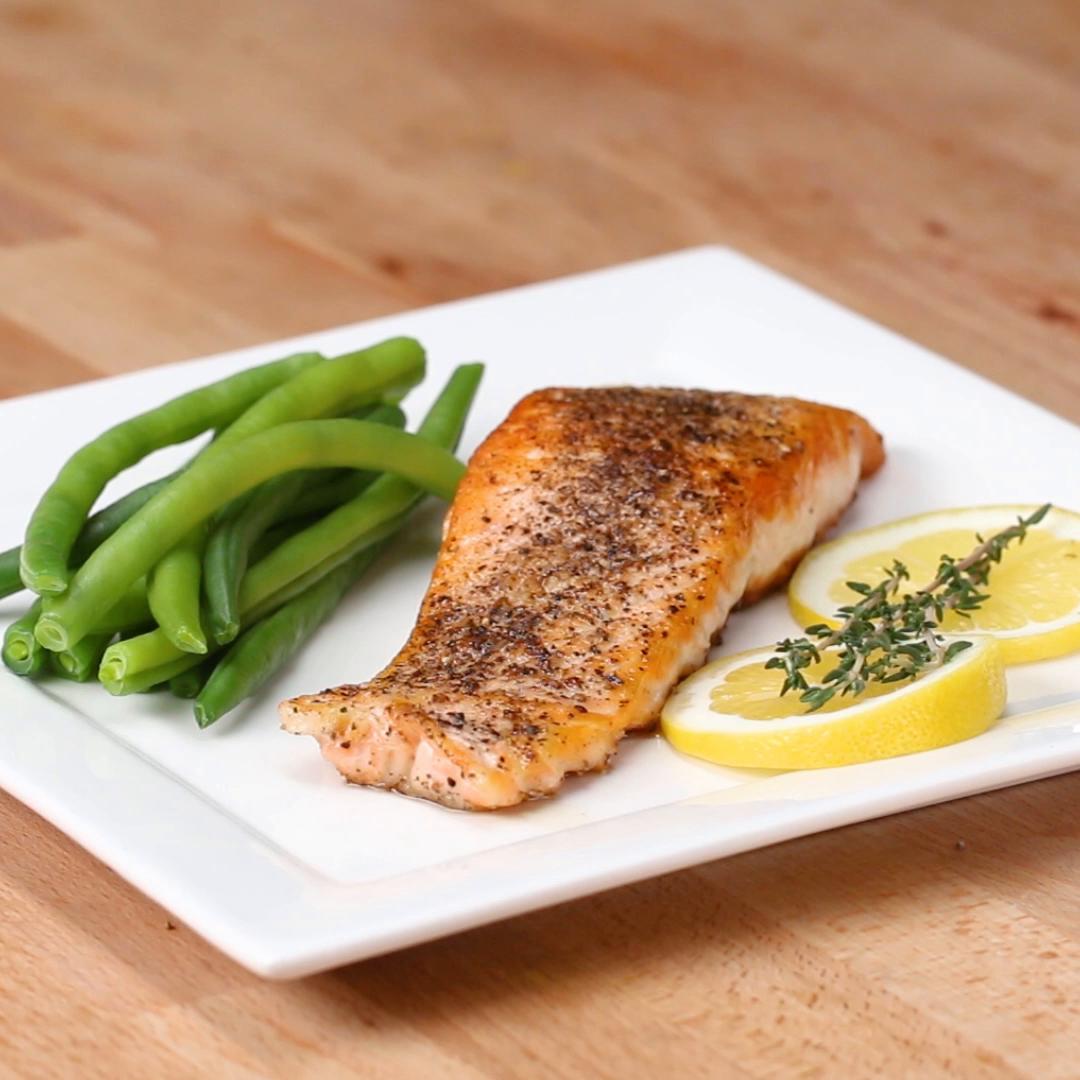 Семга на сковороде. Pan Fried Salmon. Жареный лосось. Семга жареная. Лосось жареный на сковороде.