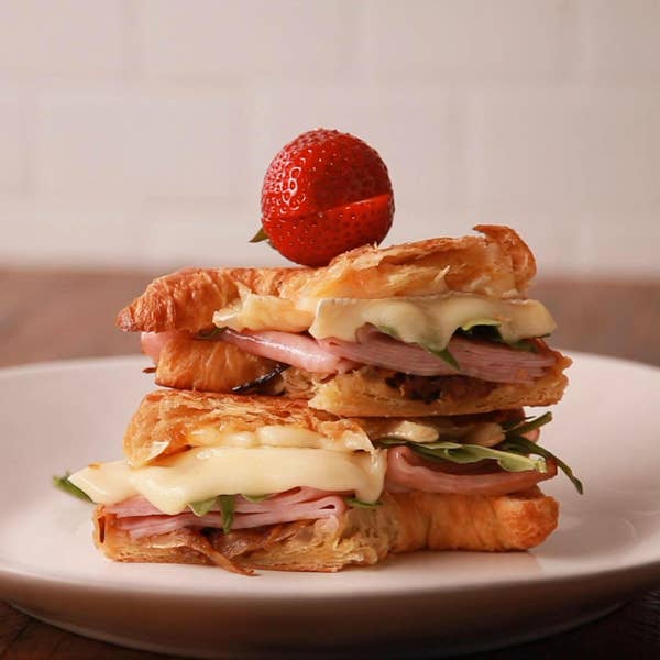 Castle Wood Reserve® Uncured Honey Ham, Apricot, And Brie Croissant Sandwich