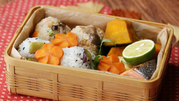 秋の行楽弁当に 2種の炊き込みご飯おにぎり