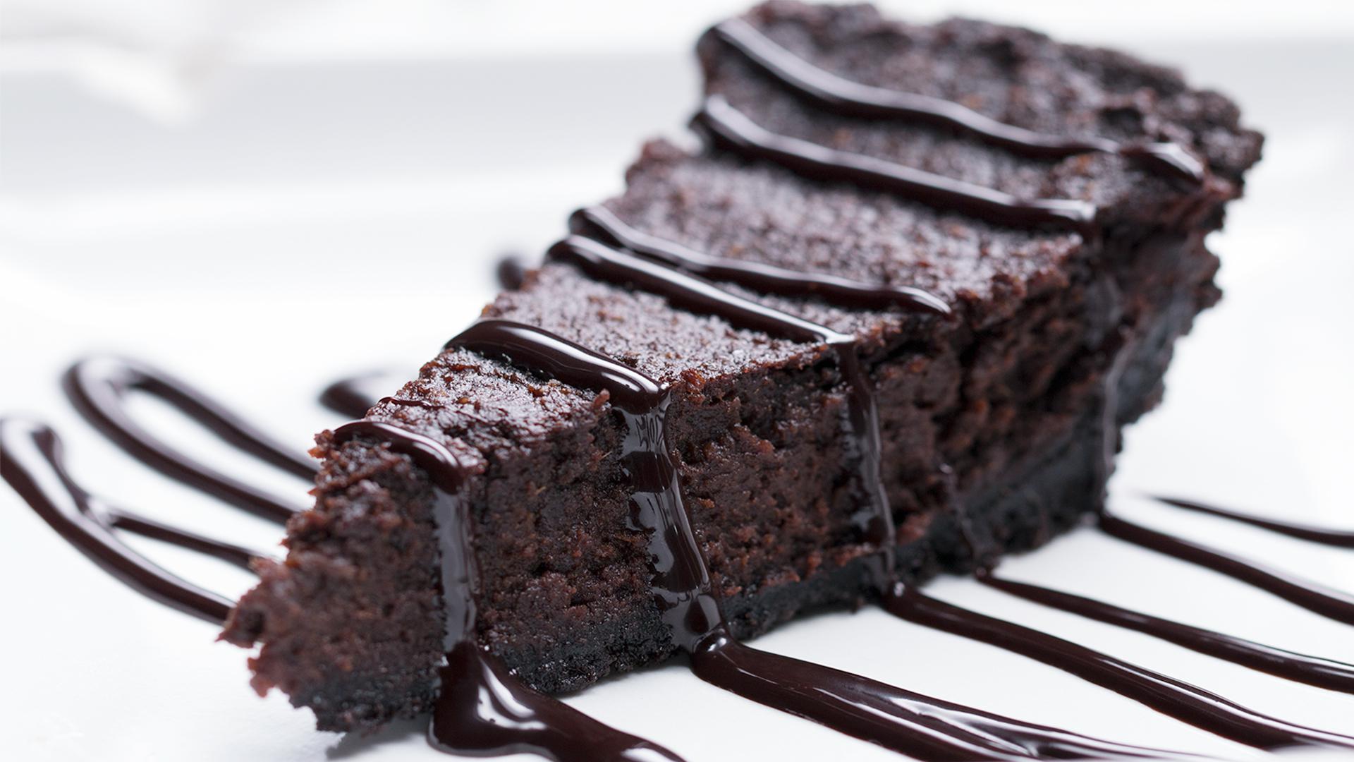 торт шоколад карамель. вов 3 3 5 купить даларанское шоколадное пирожное. чоколат-фудж-кэйк. брауни по американски технология приготовления. кусок шоколадного торта.