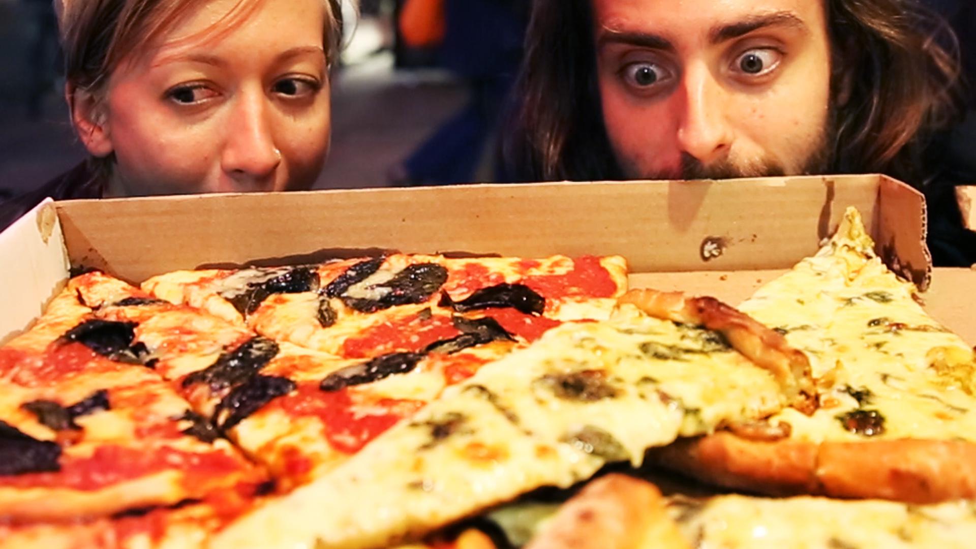Рекламный ролик пицца. Пицца в ночном клубе. Late Night pizza. Tombin пицца. Чем вредна пицца.