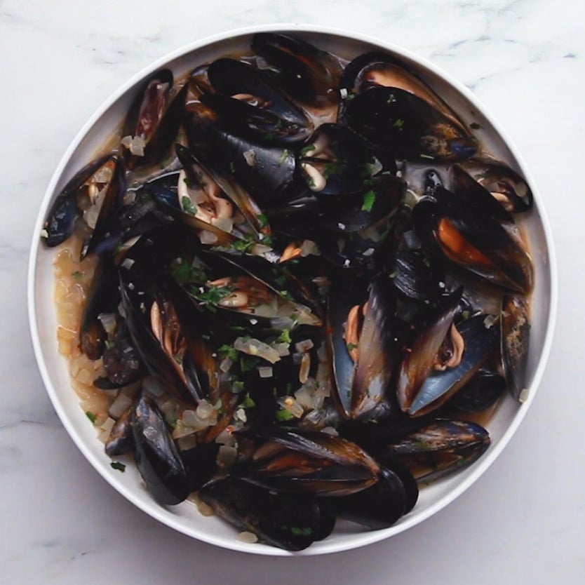 25-Minute Mussels In White Wine