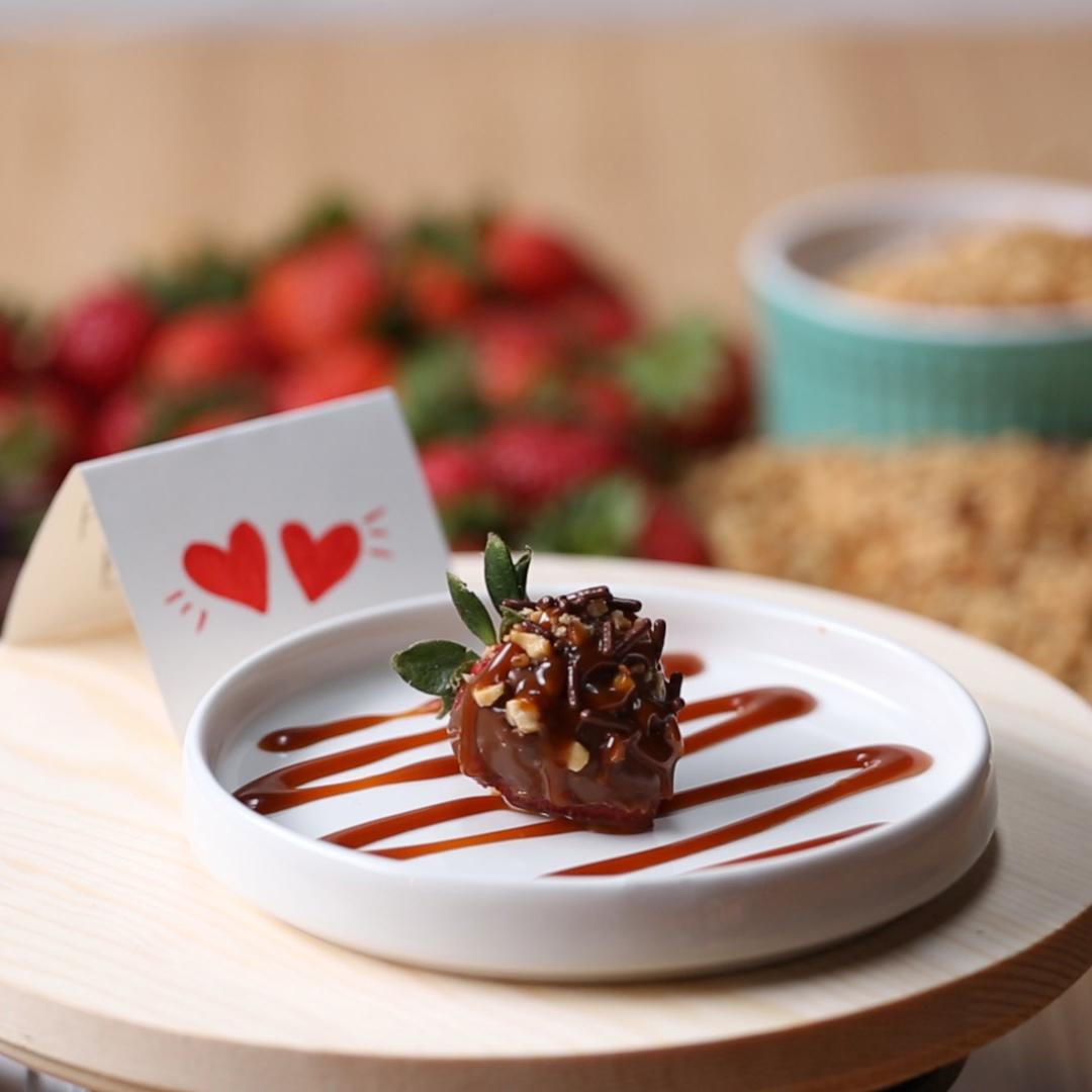 Chocolate Covered Strawberries: Chocoholics Recipe by Tasty image