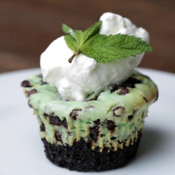 Mint Chocolate Chip Cheesecake Brownie Cups