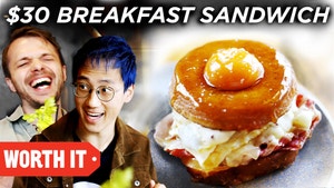 安德鲁和史蒂文笑的照片旁边的一个甜甜圈早餐三明治。