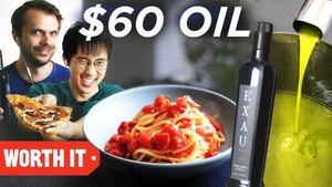 Exau橄榄油瓶旁边的一碗意大利面的图片。史蒂文在角落里拿着披萨微笑，安德鲁的脸在他上方微笑。