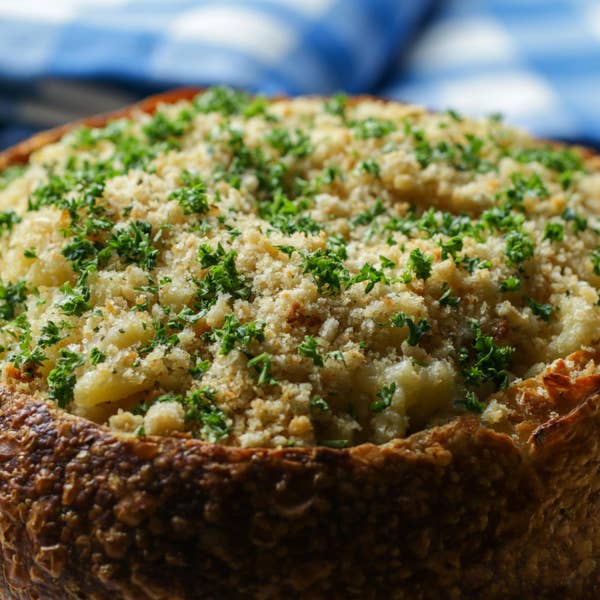 Mac And Cheese Garlic Bread Bowl