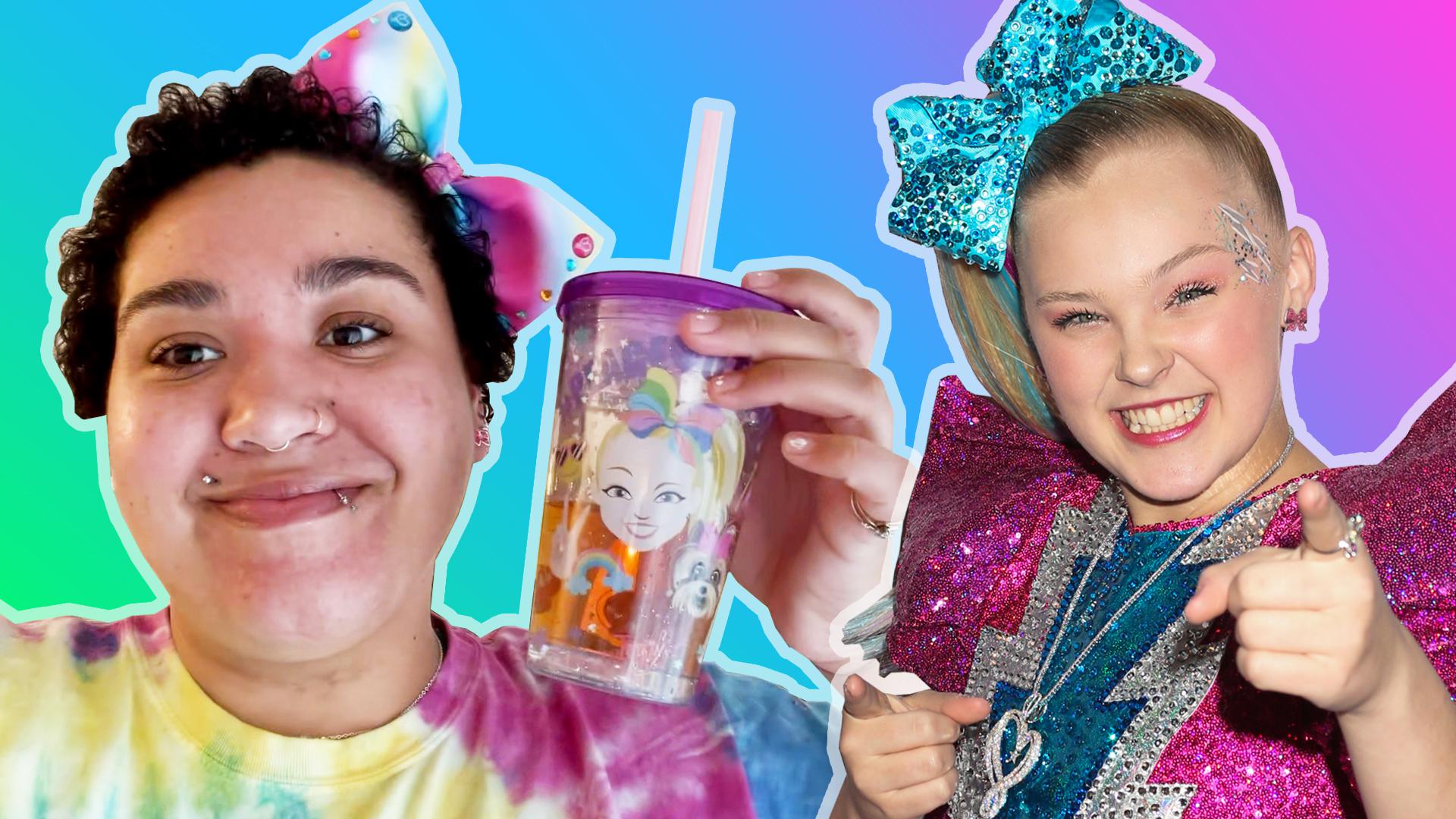 在左边,爵士蒙妮穿着衣服染料衬衫,同时拿着一个jojo siwa sippy杯子,在她的头发上穿着彩虹弓。在右边,是jojo siwa的照片,指向相机和微笑。