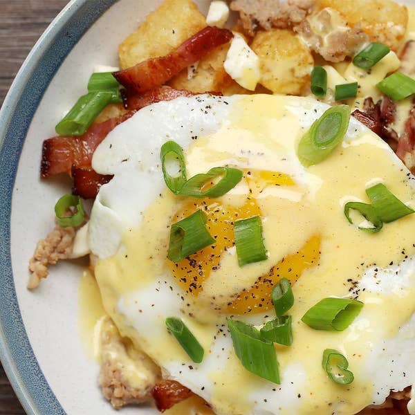 Breakfast Tater Tot Poutine