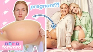 林赛（Lindsay）在林赛（Lindsay）和爵士乐的照片旁边拿着假肚子，并带有假怀孕肚皮。