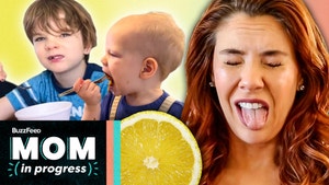 Hannah用酸柠檬表情 和孩子们在她身后吃东西