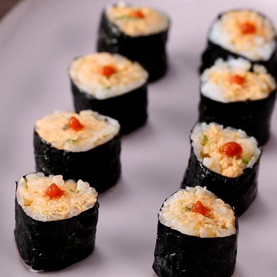 Рецепт спайси роллов. Туна ролл. Spicy Tuna Roll. Sushi Spicy Tuna Roll. Roll Spicy with Tuna.