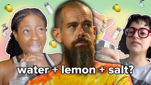 薇芙(左)持有梅森罐柠檬盐水厌恶。杰克·多尔西(Twitter联合创始人)Getty图像为中心。卡罗莱纳(右)挤压柠檬到一杯水。柠檬、盐瓶和一杯水emojis装饰背景。