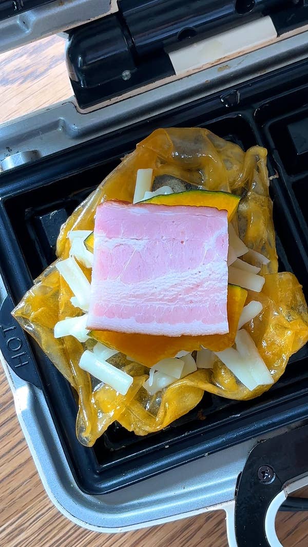 【朝食の新定番！？】余ったライスペーパーでカリもち♡かぼちゃとベーコンのワッフル / Rice Paper Waffles with ...